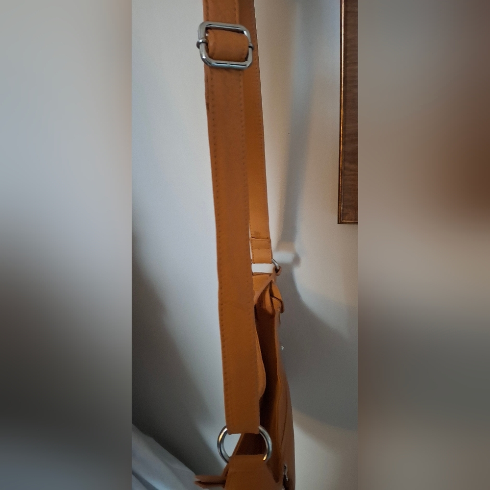 Tano Leather Crossbody Bag NEW - Picture 11 of 12